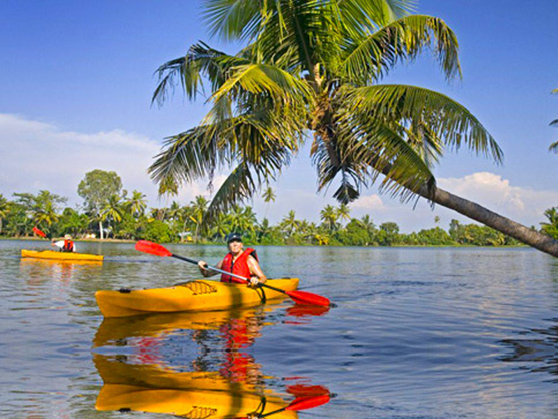 Houseboat and kayaking combo