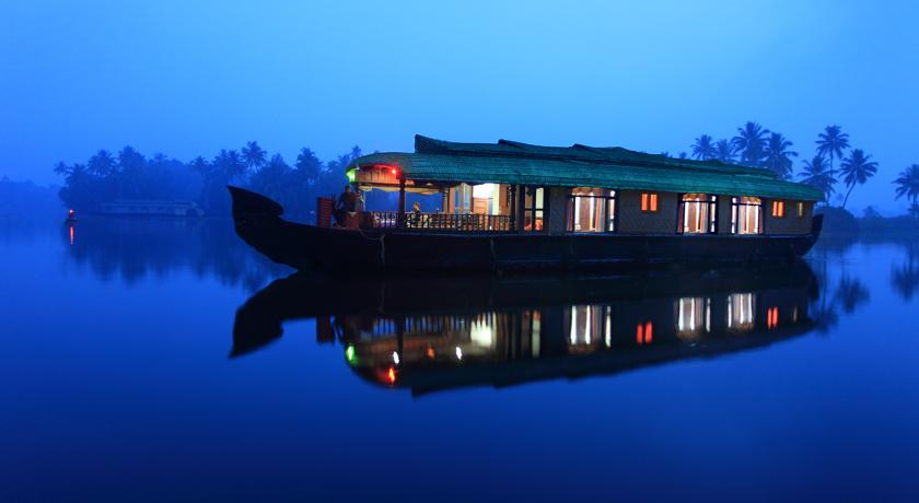 Overnight deluxe houseboat Alappuzha