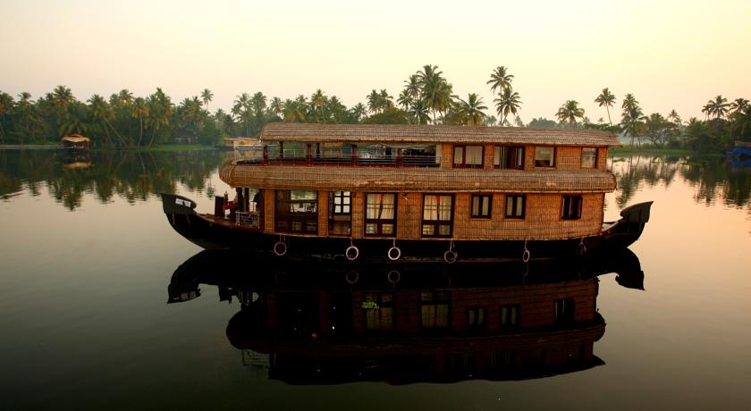 Alleppey deluxe houseboat booking