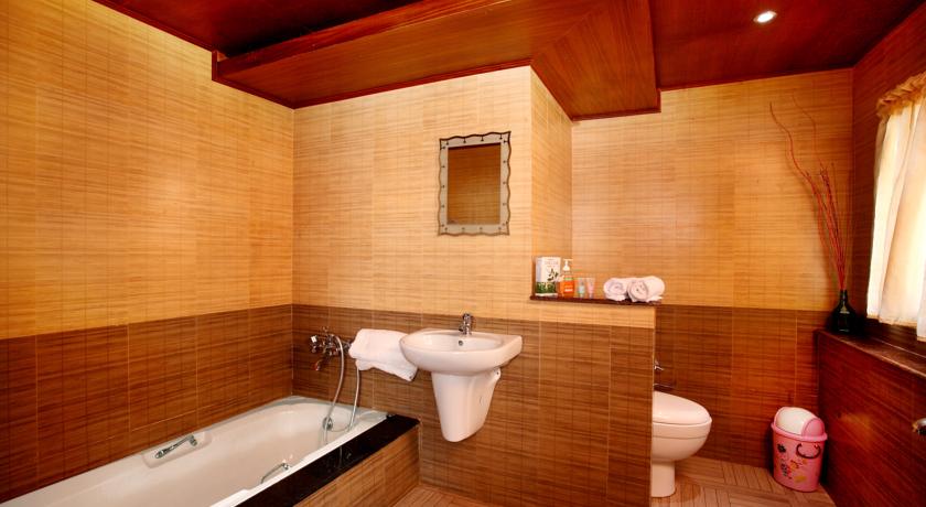 Deluxe houseboat in Alappuzha