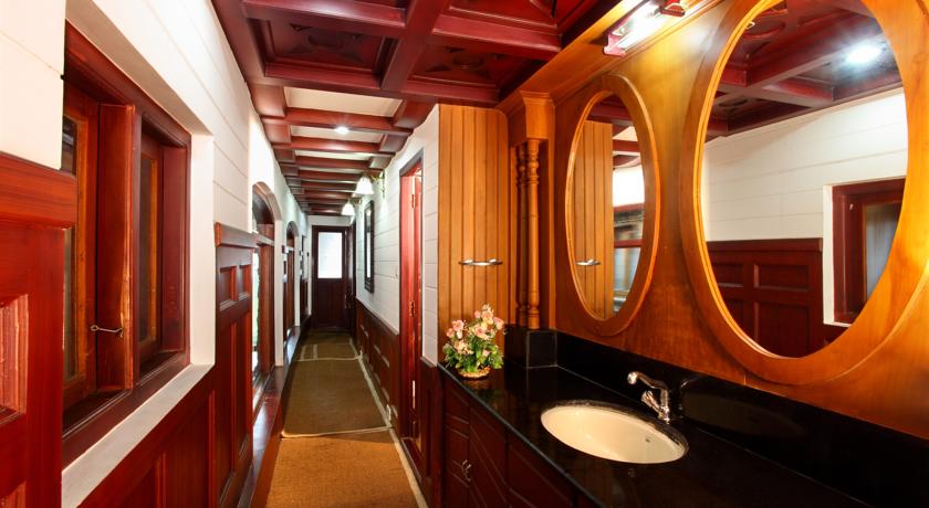 Alleppey backwater deluxe cruise