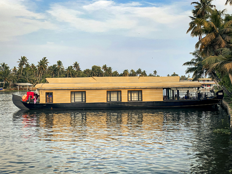Luxury houseboat Alleppey with bedroom