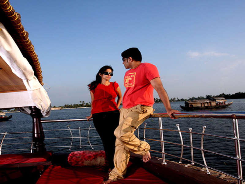 Alappuzha luxury houseboat packages